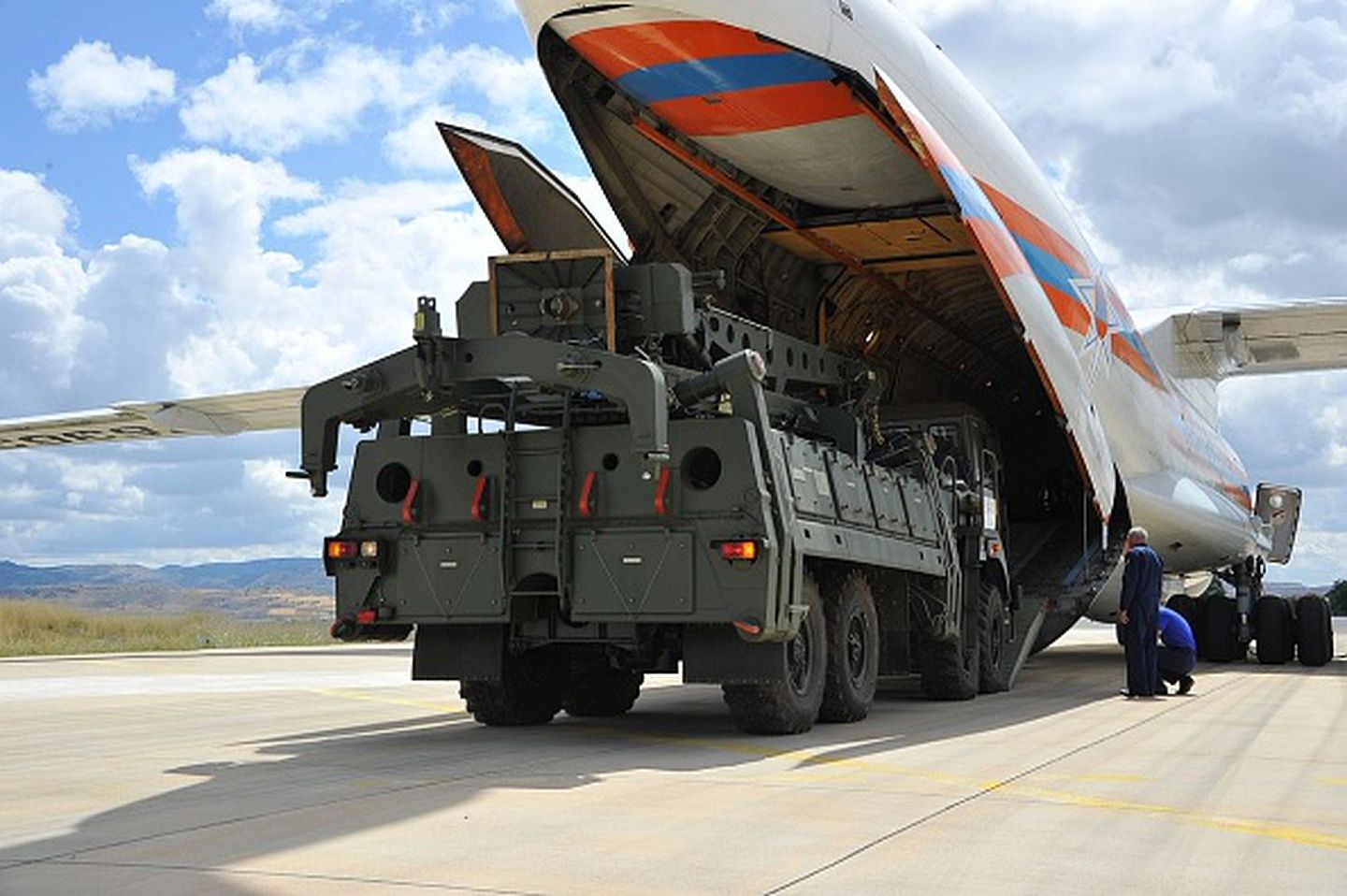 2019年7月12日，俄罗斯出售给土耳其的首批S-400组件抵达安卡拉穆尔泰德（Murted）空军基地。（Getty Images）