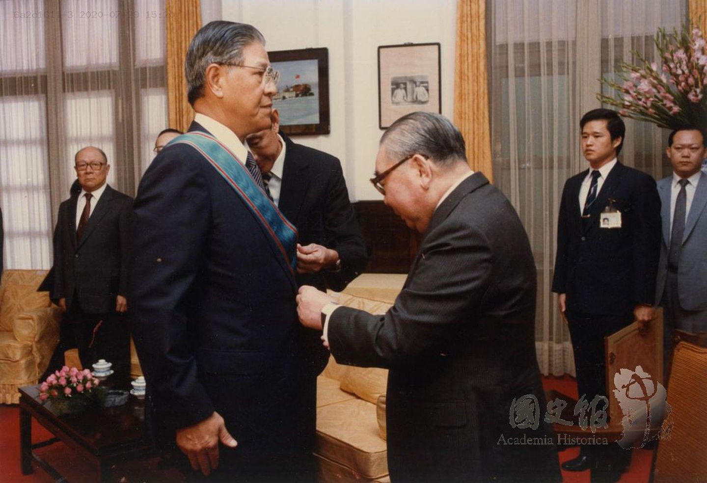 1985年11月5日，蒋经国向李登辉（左）颁授勋章。（台湾国史馆）