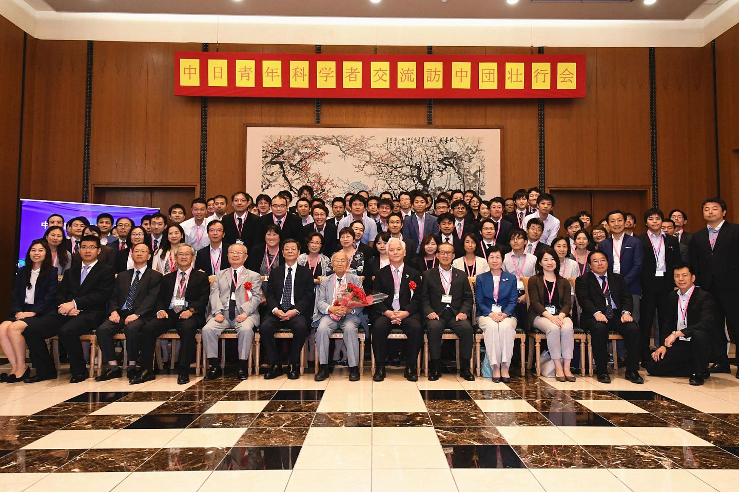 2018年9月13日，中日青年科技人员交流计划第二批日本访华团成员及中日双方官员在中国驻日本大使馆合影。 （新华社）