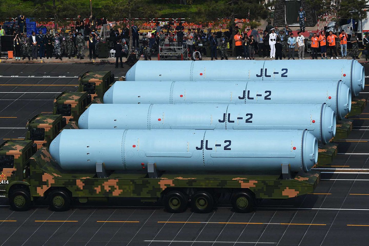 2019年10月1日，中国首次公开”巨浪-Ⅱ“潜射核导弹。（VCG）