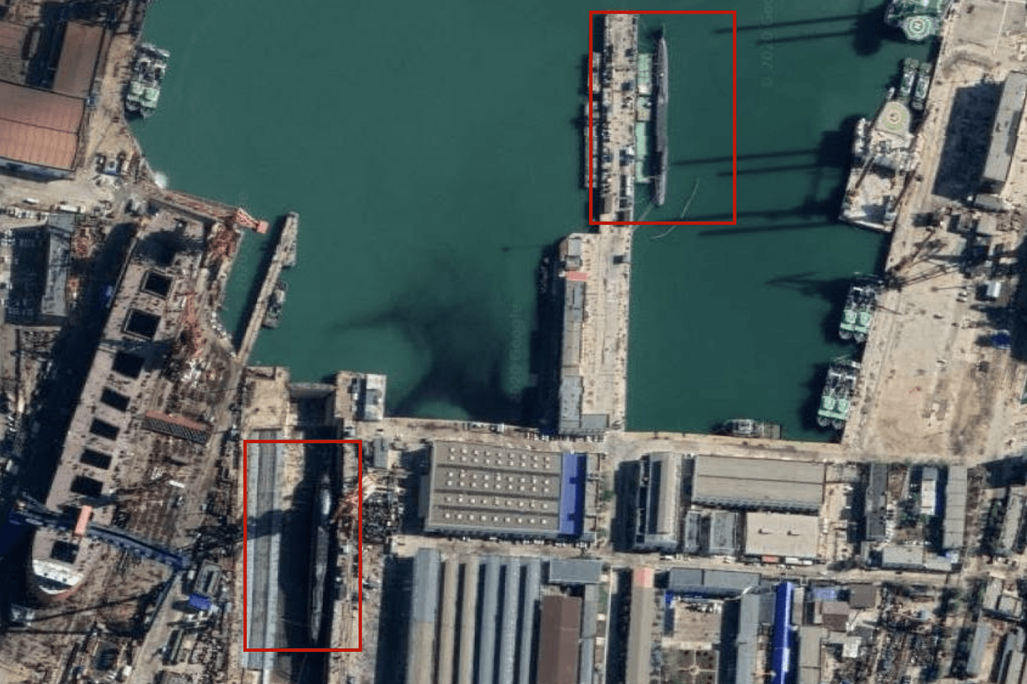 中国葫芦岛核潜艇船厂内的094型战略核潜艇。（谷歌地球截图）