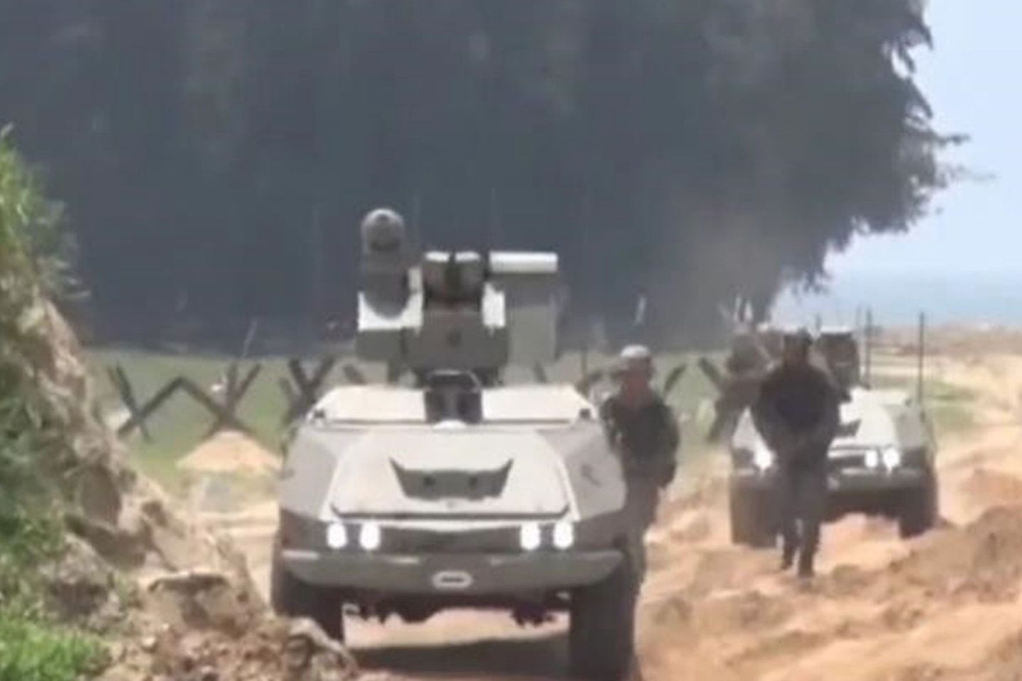 解放军登陆演练出现的新型无人车。（中国央视截图）