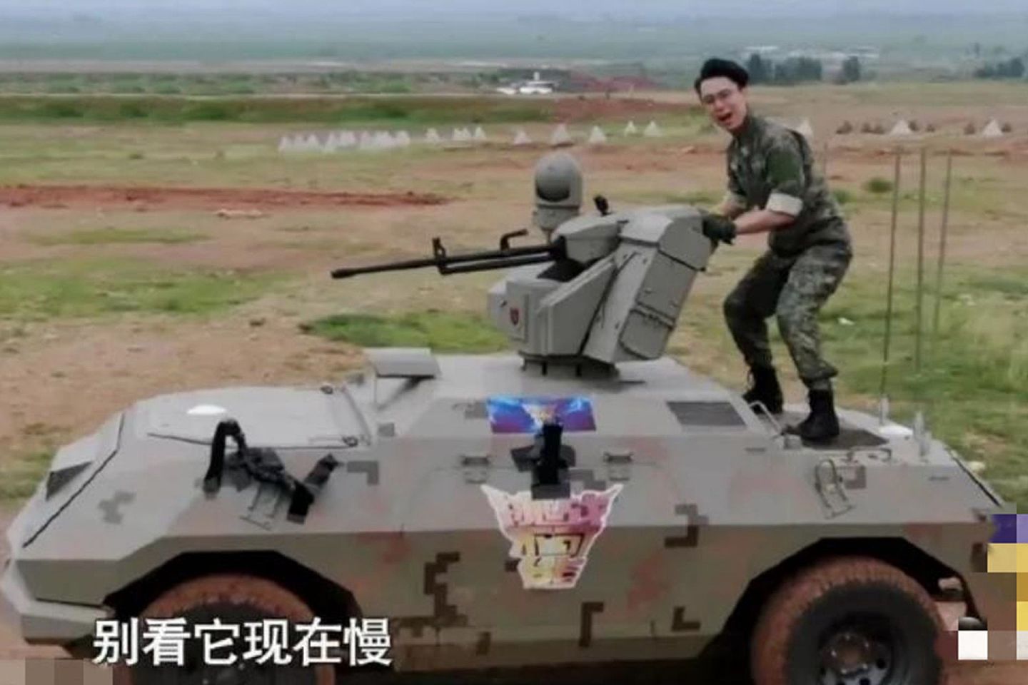 解放军测试新型无人车，顶部安装有遥控机枪。（中国央视截图）