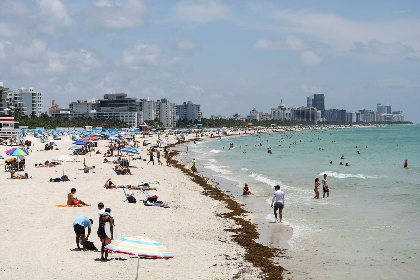 6月10日，佛罗里达州迈阿密海滩，虽然疫情未缓解，还是有民众前往海滩消暑。（AP）