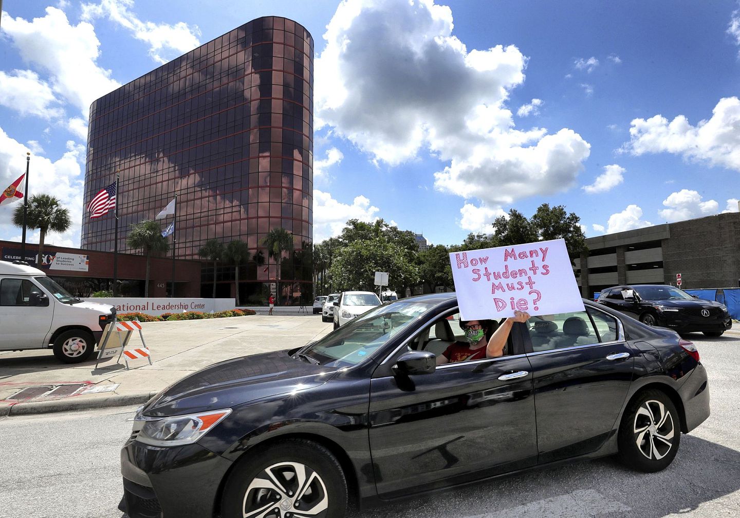 德桑提斯执意宣布学校于8月份重开，有教师驾车抗议，指州长的决定无视学生人身安全。（AP）