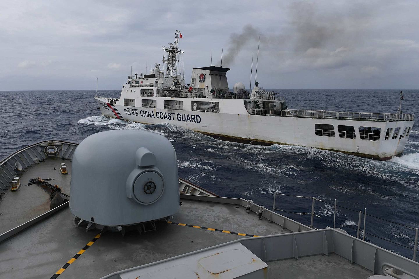 2020年1月11日，印度尼西亚海军在纳土纳群岛附近海域监控一艘中国海警船。（Reuters）
