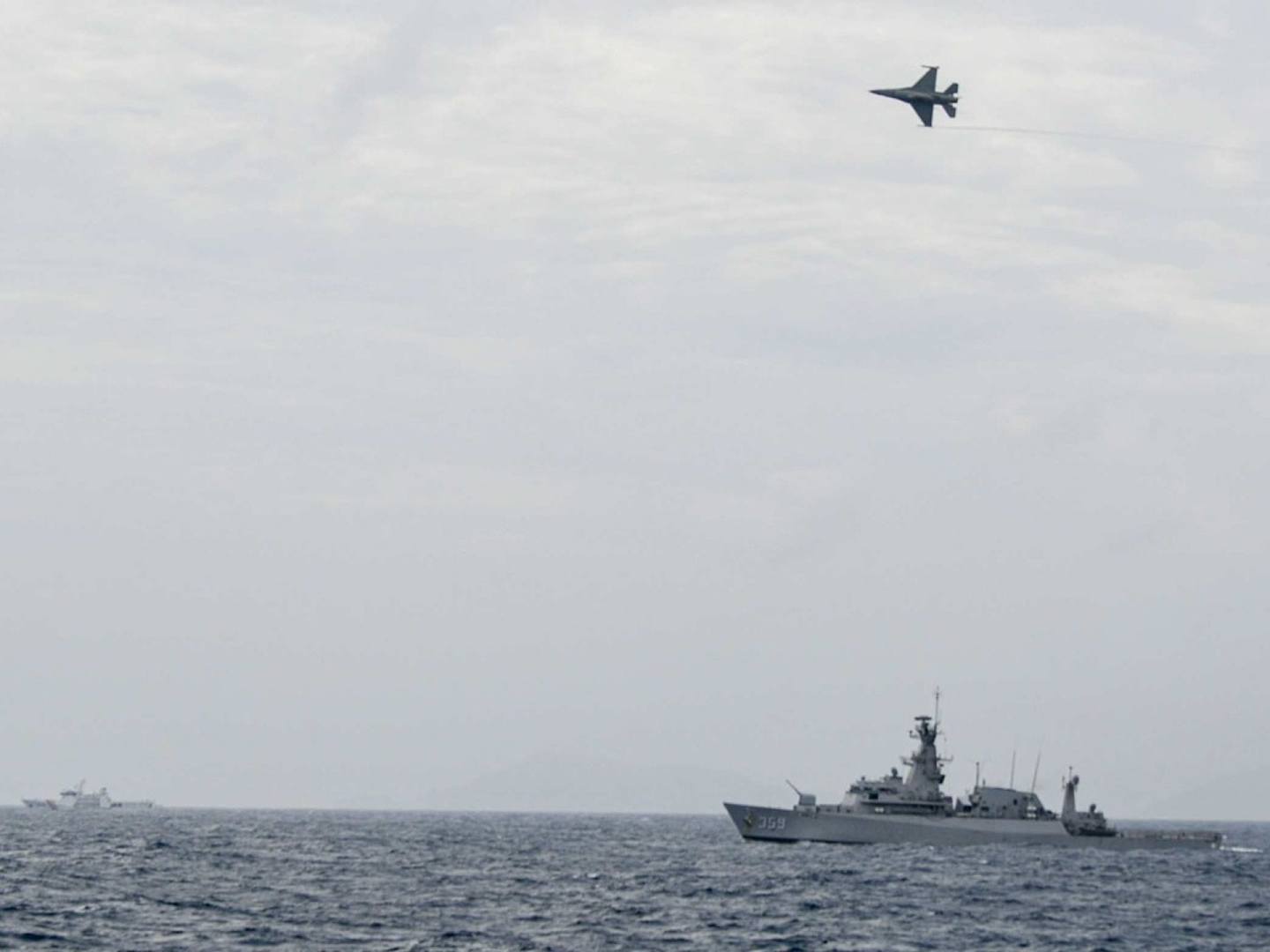2020年1月11日，印尼军舰与一架F-16战机在纳土纳群岛附近海域追踪远处一艘中国海警船。（Reuters）