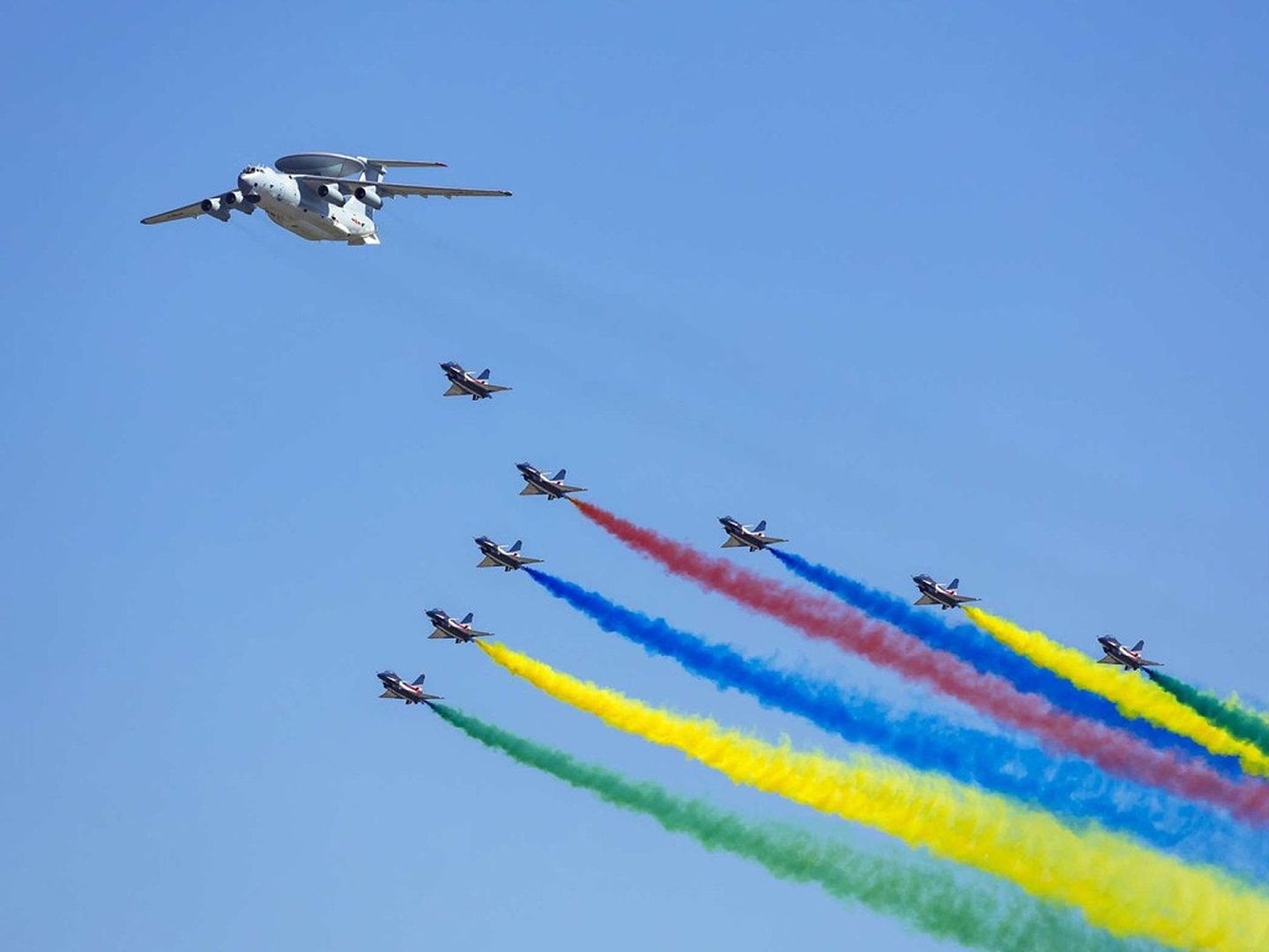2019年10月1日阅兵仪式上受阅的空中梯队，空警-2000，歼-10（八一飞行表演队）。（视觉中国）