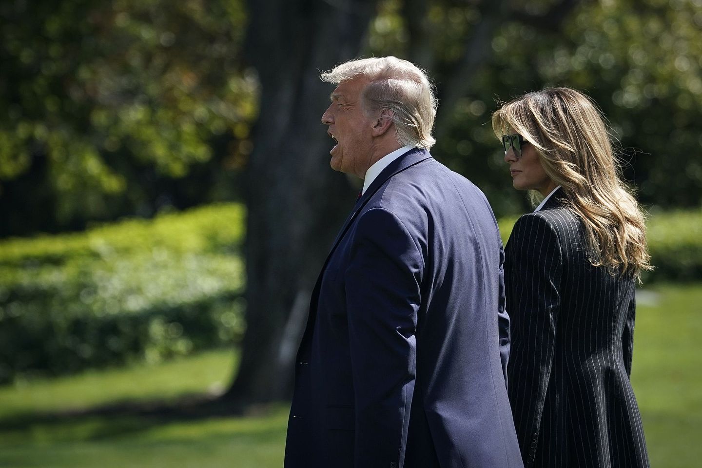 图为2020年9月29日，美国总统特朗普和第一夫人梅拉尼娅从白宫出发，前往出席总统大选首场辩论。 （Getty Images）