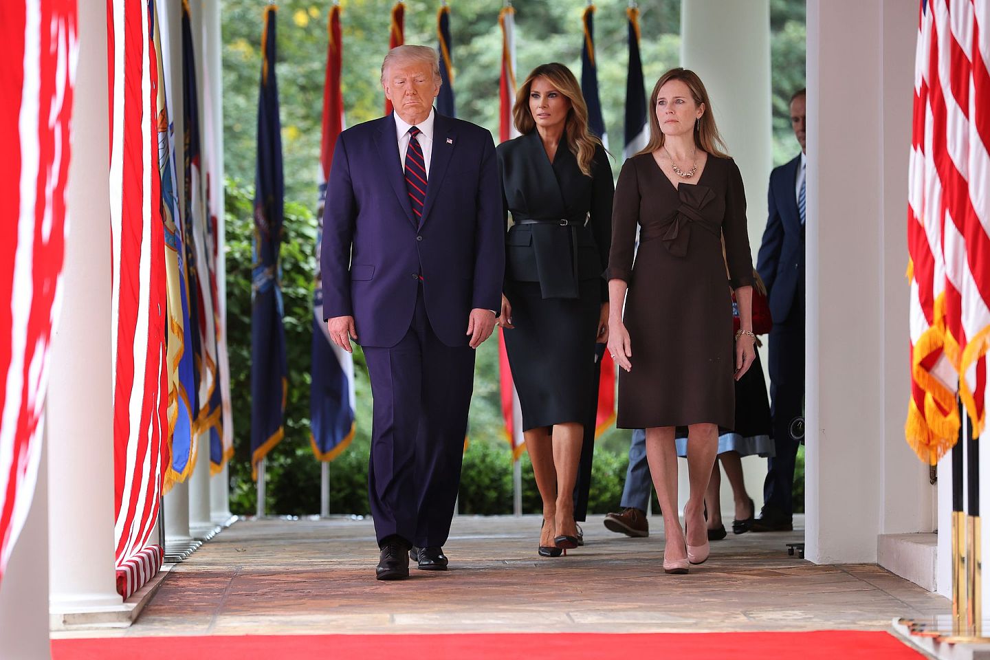 图为2020年9月26日，美国总统特朗普和第一夫人梅拉尼娅出席活动，宣布提名巴雷特出任最高法院大法官。 （Getty Images）