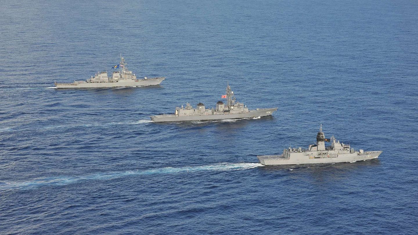2020年10月19日至20日，美国、日本与澳大利亚等三国海军在南海举行了三边海军联合演习。（Twitter@USPacificFleet）