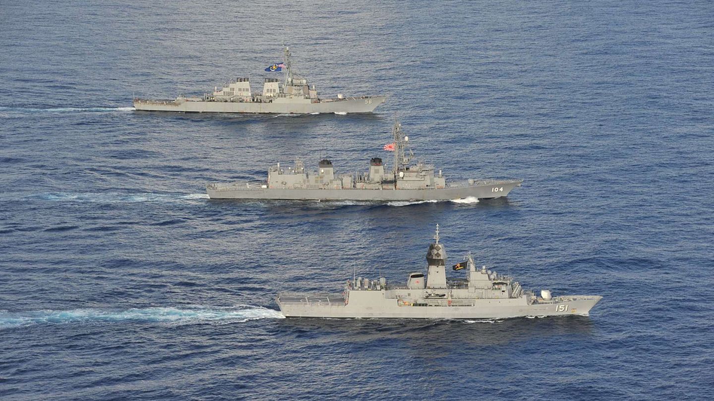 2020年10月19日至20日，美国、日本与澳大利亚等三国海军在南海举行了三边海军演习。美国最近在南海问题上积极拉拢日澳等盟友，摆出与中国对抗到底的姿态。（Twitter@USPacificFleet）