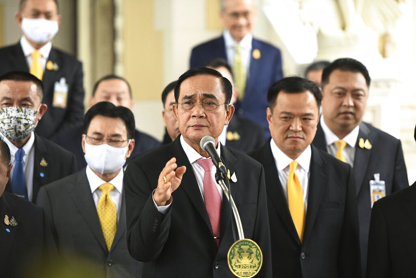 脱下军装的巴育（中）将军代表着泰国军政府的延续，以及泰国军人集团干预政治能力的极限。（美联社）