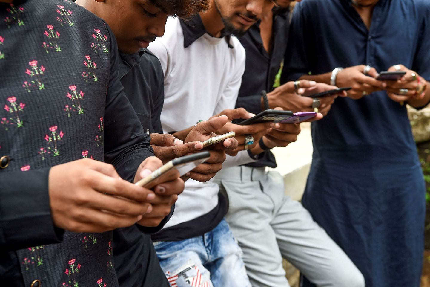 2019年11月10日，印度孟买的年轻人在使用手机。（视觉中国）