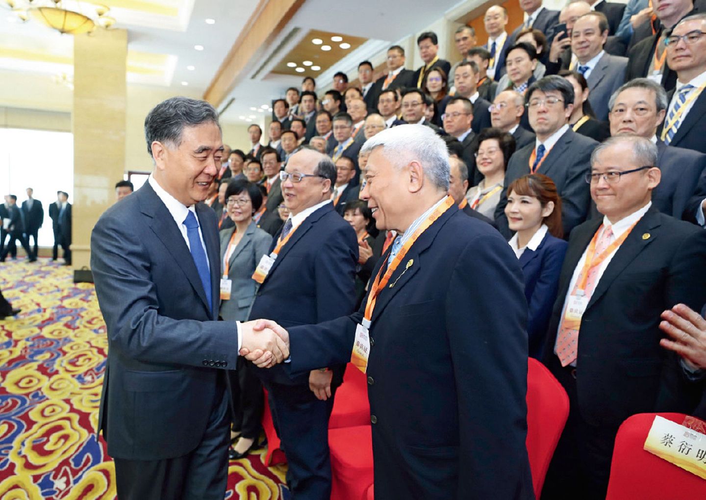 全国政协主席汪洋（左）与旺旺中时媒体集团董事长蔡衍明（右）在北京会面。 （新华社）