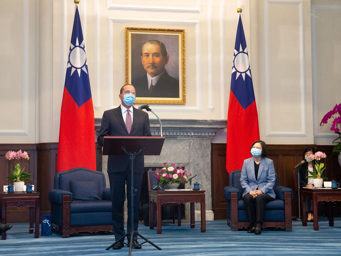 阿扎成为1979年以来访问台湾最高级别的美国政府官员。 图为阿扎与蔡英文8月10日会面并出席记者会。 （中央社）