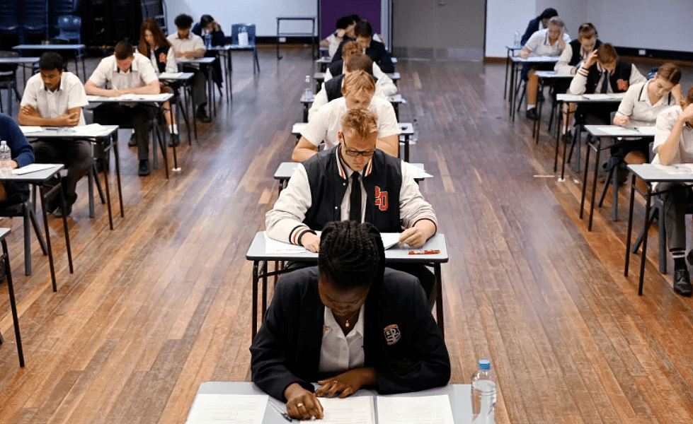 澳洲高考bug不断！监考官搞错考试时间致使学生崩溃，考题与部分学校模拟题雷同，引发争议（组图） - 6