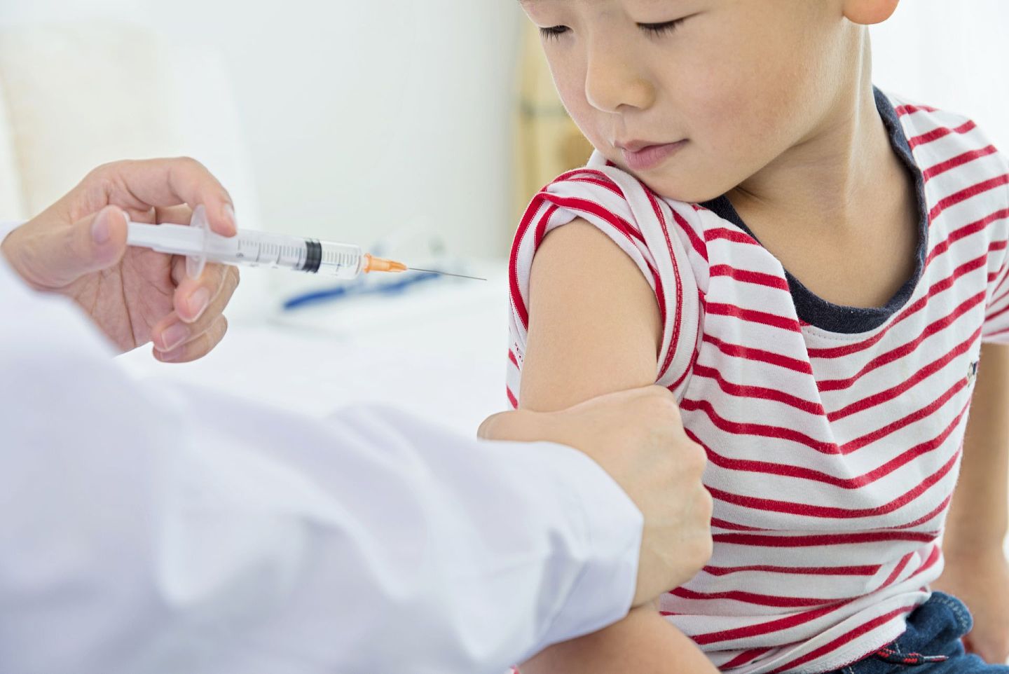 随着中国冬天的即将到来，为预防季节性流感，中国流感疫苗的需求量出现井喷式增长，以致短时间内出现一针难求的情况。（Getty ）