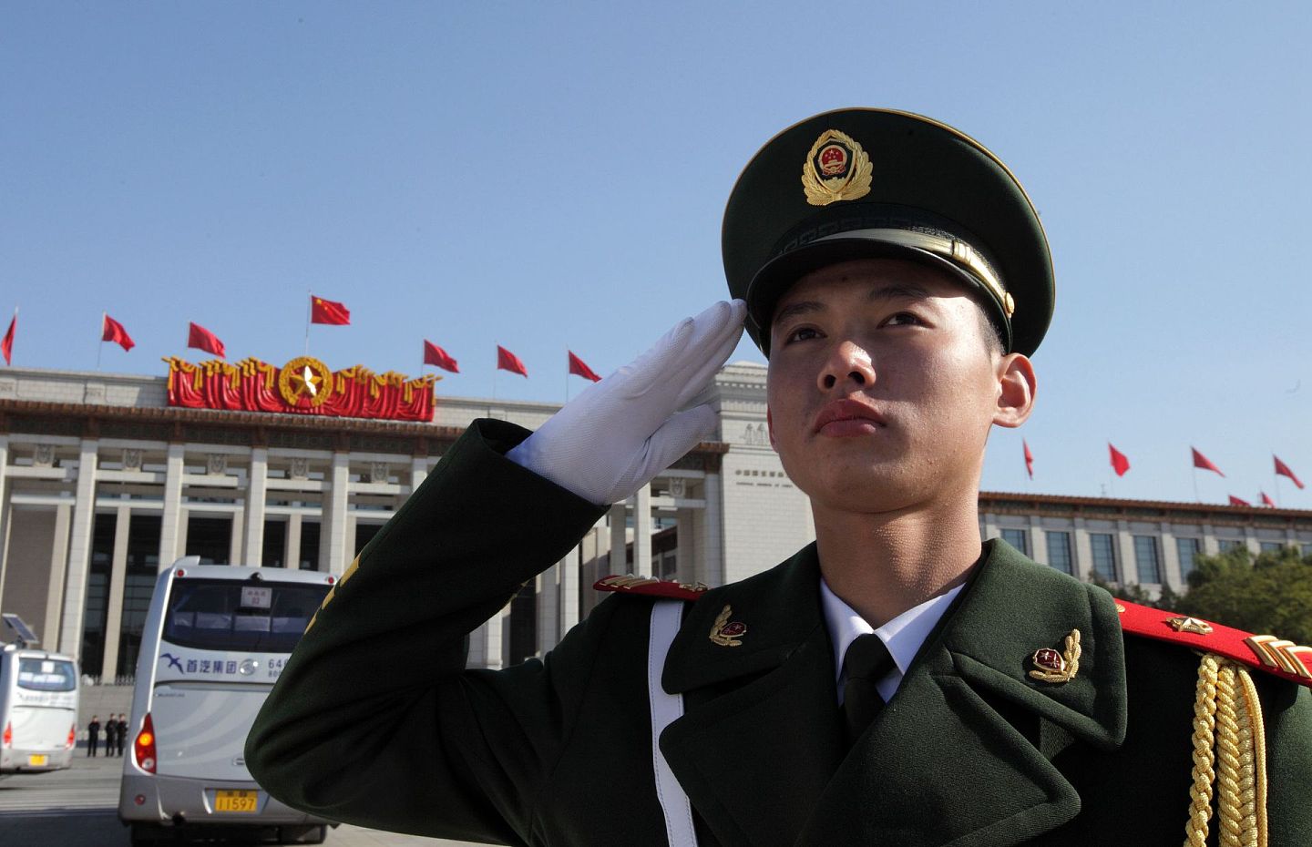 2012年11月14日中共十八大闭幕，一名解放军向离开的共产党员敬礼。 （getty）