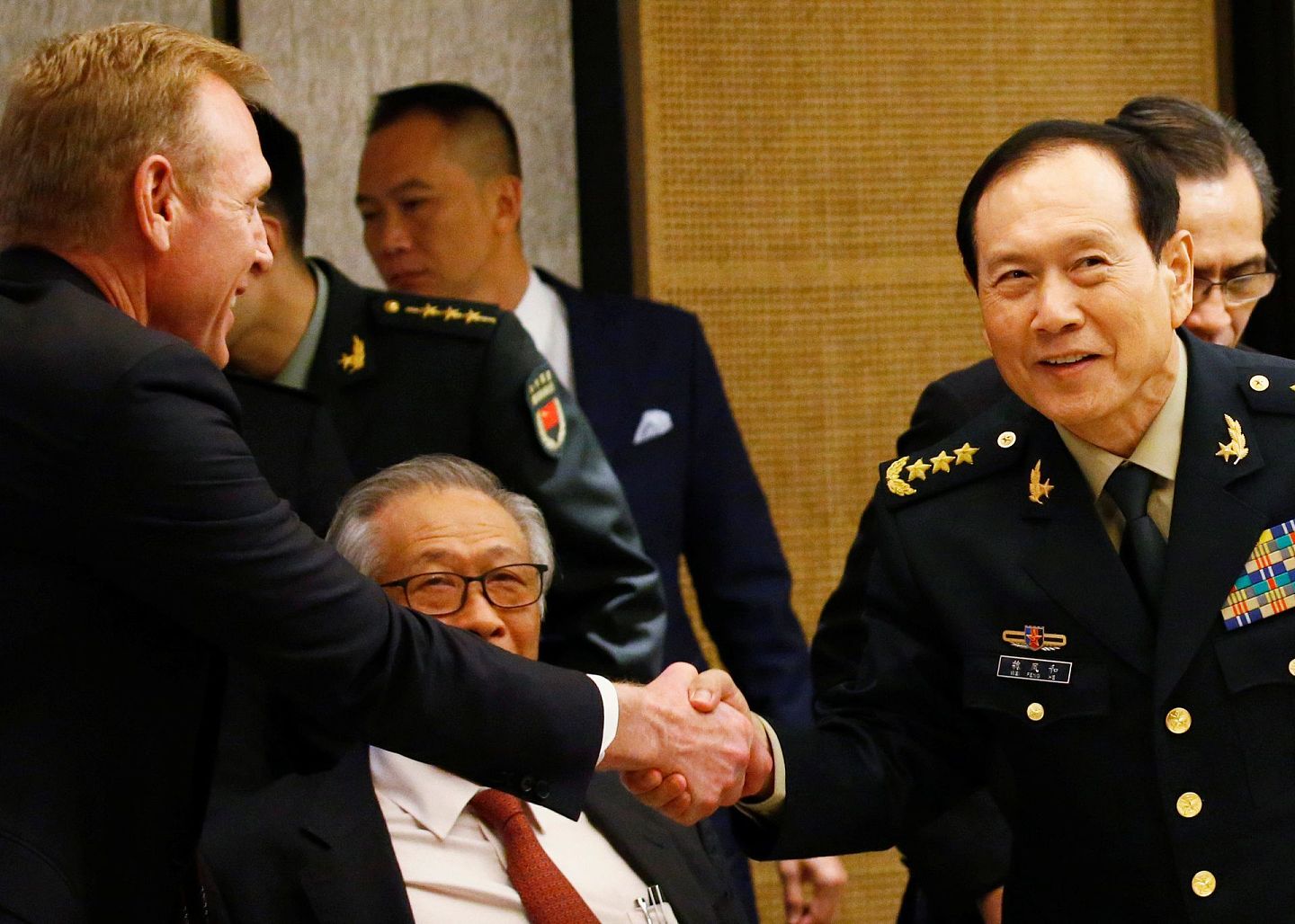 2019年6月1日，在新加坡举行的国际战略研究所香格里拉对话部长级圆桌会议上，美国代理国防部长沙纳汉（Patrick Shanahan）与中国国防部长魏凤和（右）握手。 （路透社）