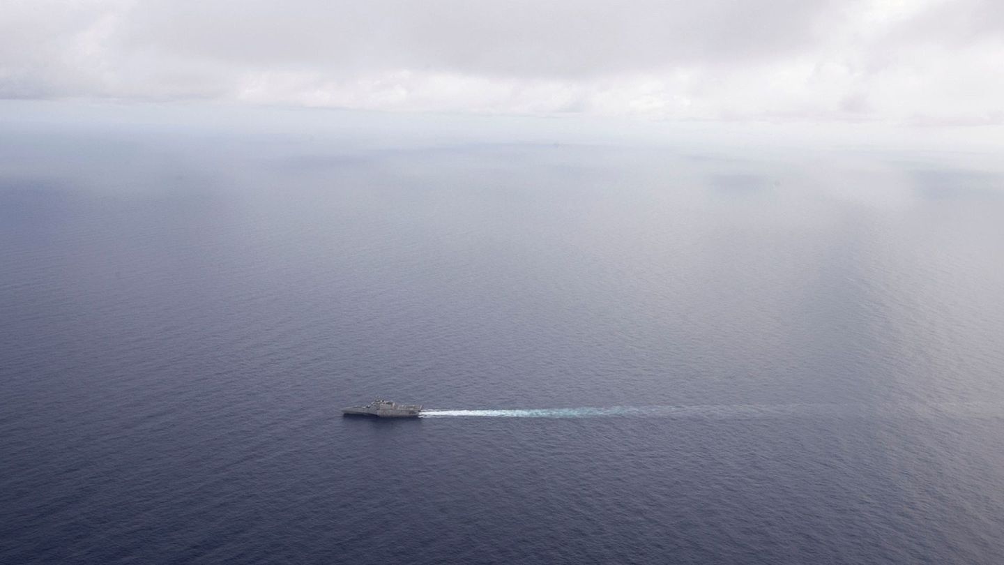 2020年7月2日，美国太平洋舰队发布“吉福兹”号（USS Gabrielle Giffords）濒海战斗舰于6月30日、7月1日连续两天在南海开展航行活动画面。 （Twitter@USPacificFleet）
