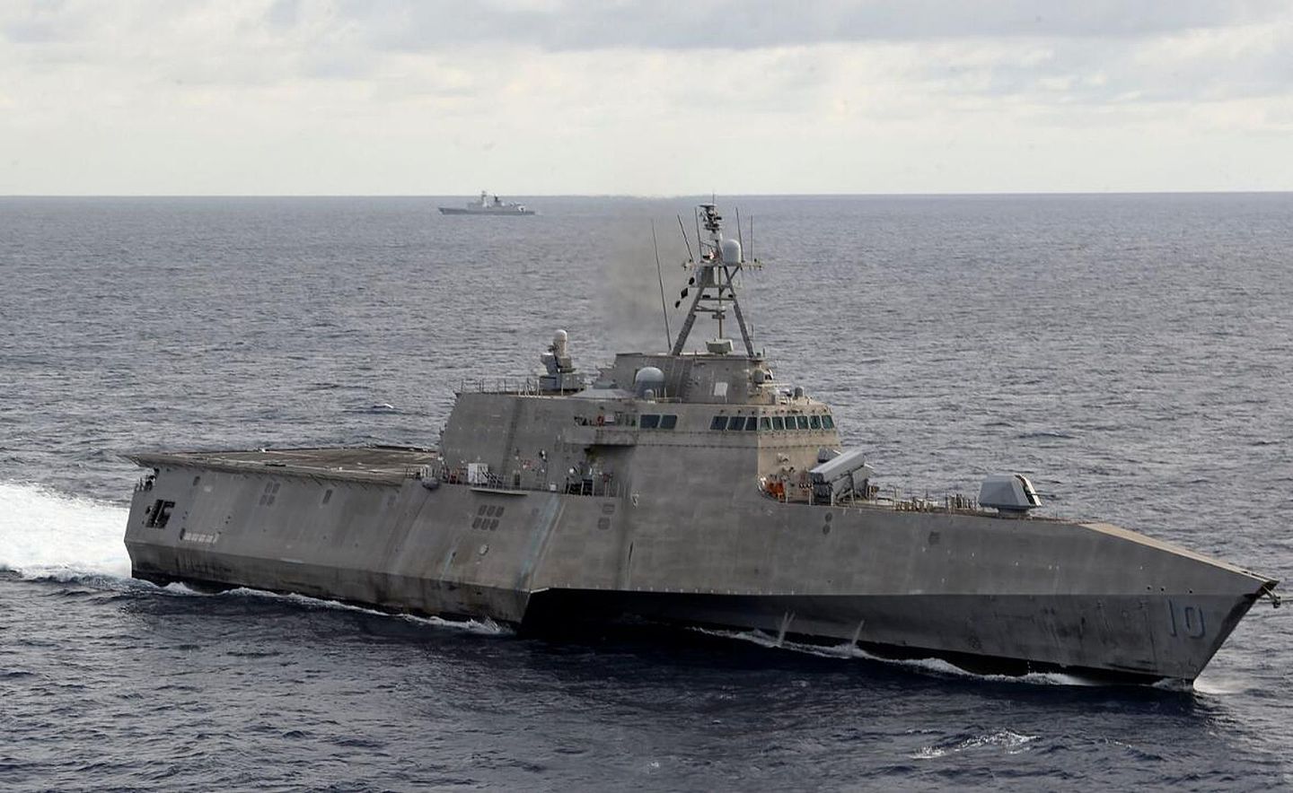 美国太平洋舰队发布的照片显示，“吉福兹”号的不远处出现了一艘中国海军054A护卫舰。 （Facebook@USPacificFleet）