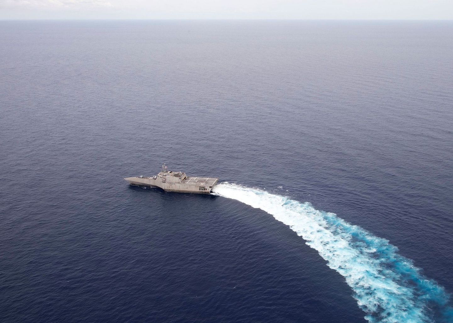 美国太平洋舰队发布的照片显示，“吉福兹”号濒海战斗舰在南海海域进行快速机动。 （Facebook@USPacificFleet）
