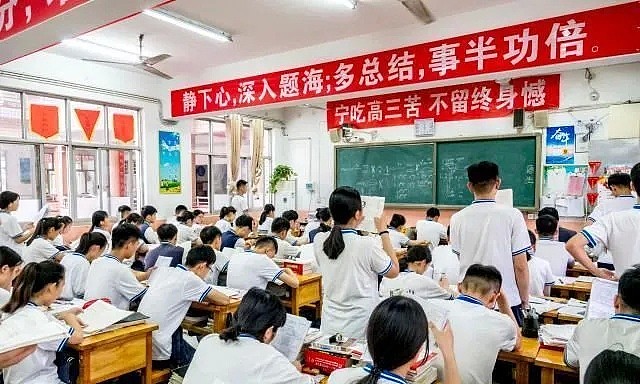 疫情下的中国留学生求助：学生证到期留不下，不敢回中国陷两难！（组图） - 1