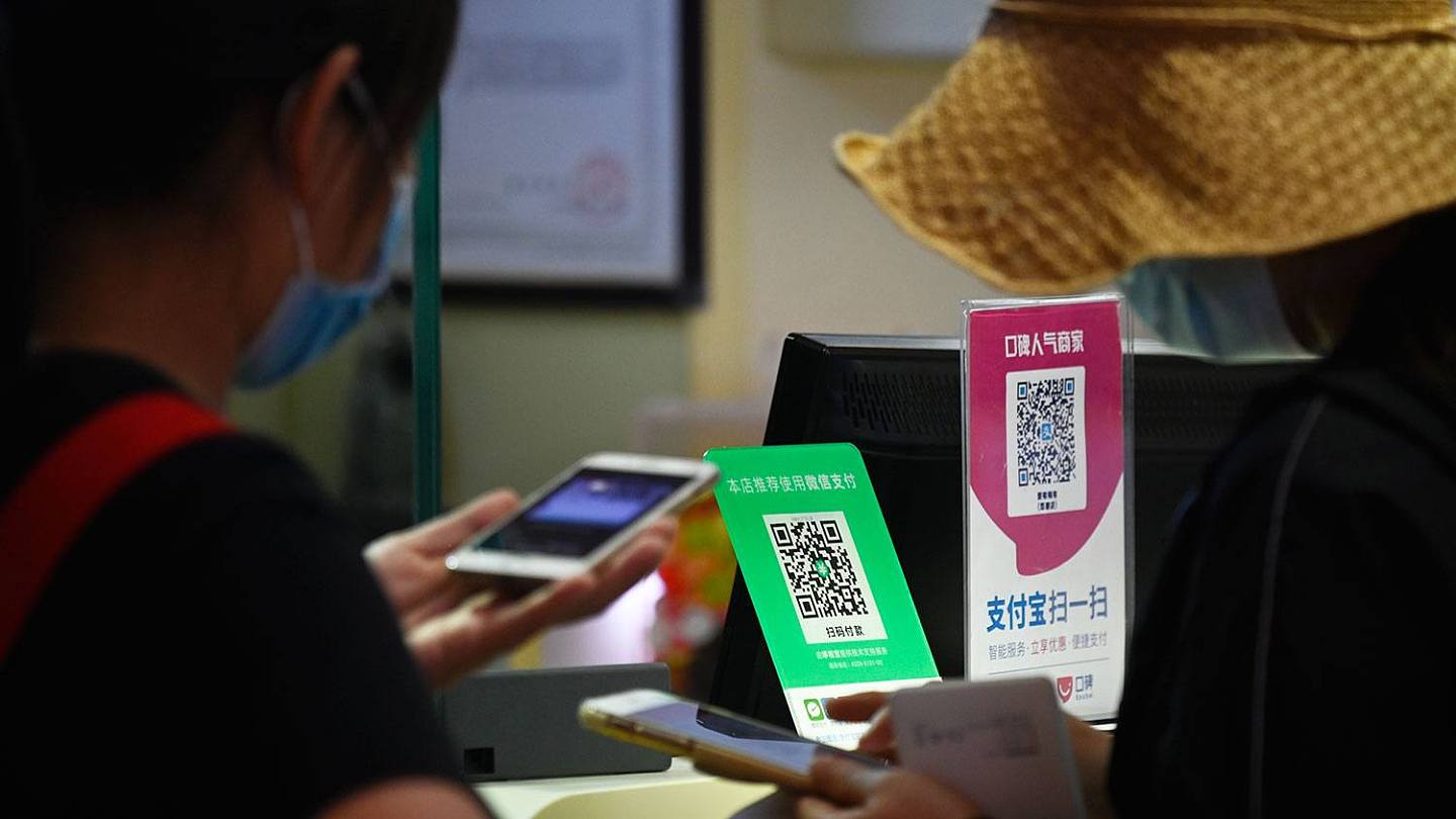 图为，2020年9月19日，北京一家食品商店中微信支付和支付宝的QR码。（AFP）