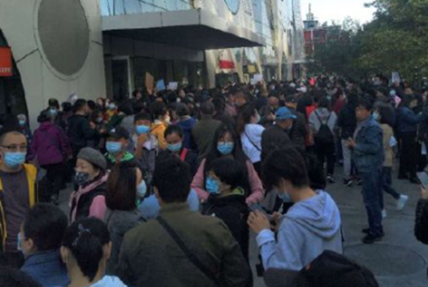 10月19日，优胜教育北京总部被维权人群包围。（微博@每一寸光阴都拥有生命的质地）