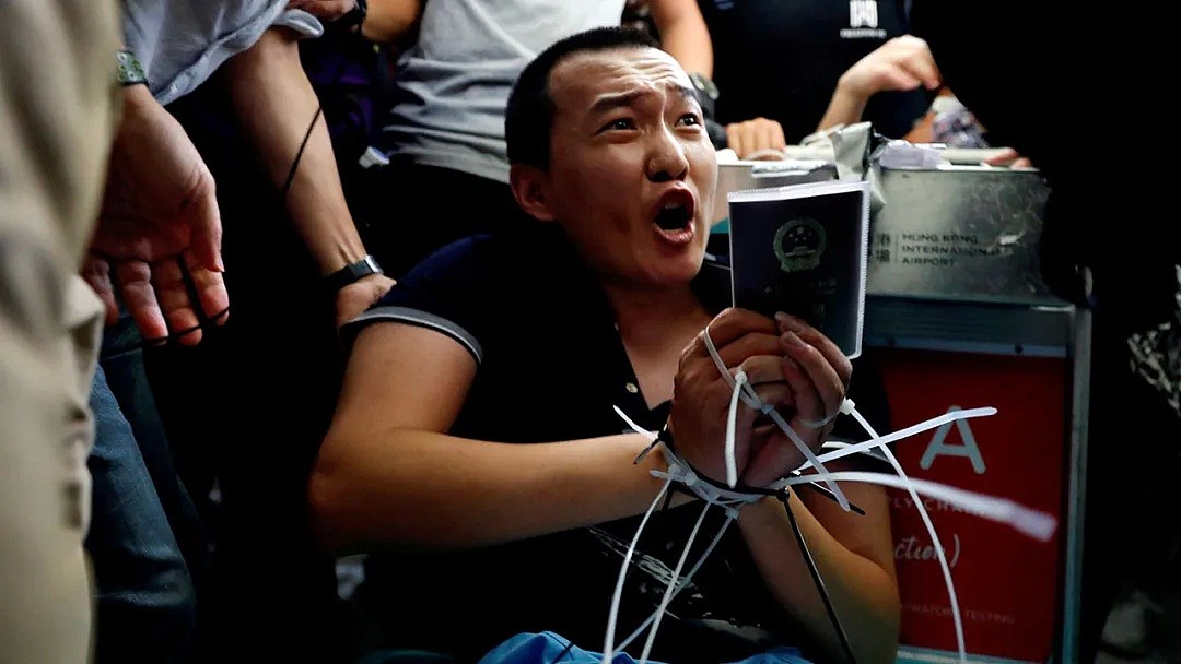 《环时》前记者付国豪去世，曾在香港遭围殴喊：“我支持港警，你们可以打我了”（视频/组图） - 8