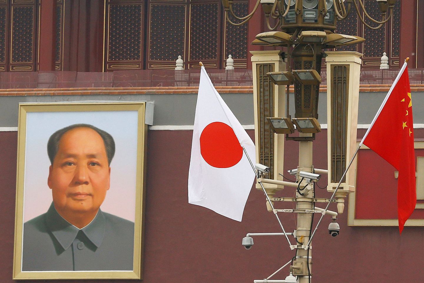 中日两国正协调王毅访日事宜。图为2018年10月25日，北京天安门广场悬挂中国和日本两国国旗，欢迎日本首相安倍晋三对中国进行为期三天的正式访问。（Reuters）