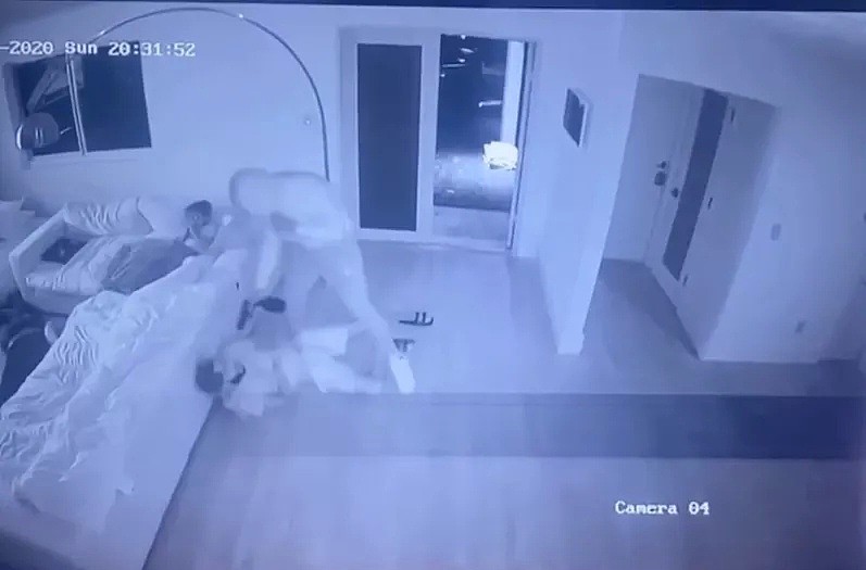 富豪别墅遭入室抢劫，老公被干趴26岁娇妻穿内衣开枪，与劫匪激烈互射！（视频/组图） - 12