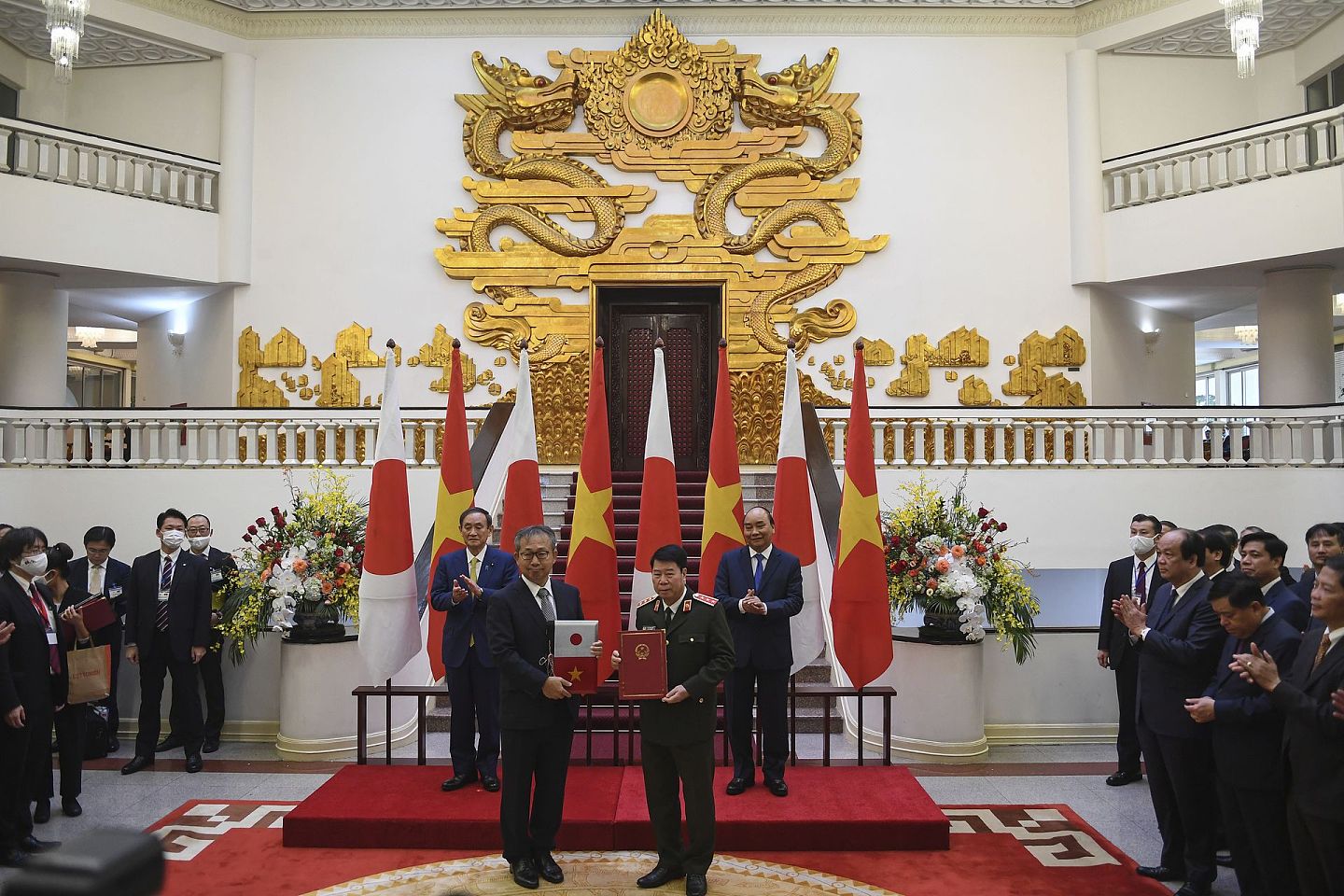 越南总理阮春福举办欢迎仪式，欢迎到访的日本首相菅义伟。（AP）