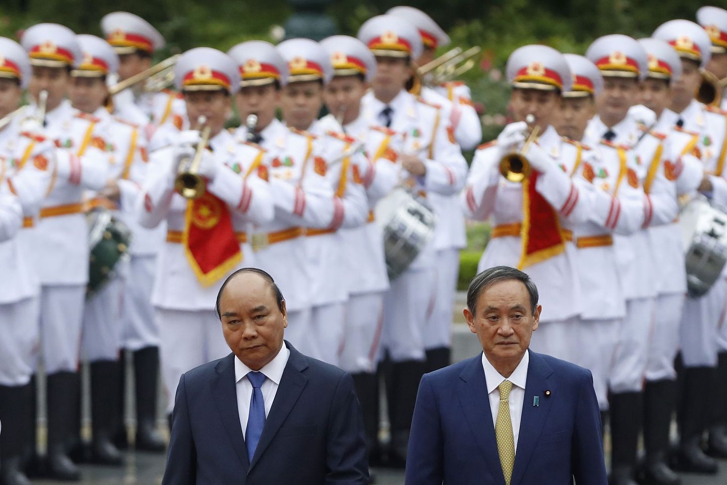 10月18日至21日，日本首相菅义伟携夫人真理子，开启上任后的首次外访，首站选在了越南。期间提到的日本无意建立“亚太版北约”引发关注。（AP）