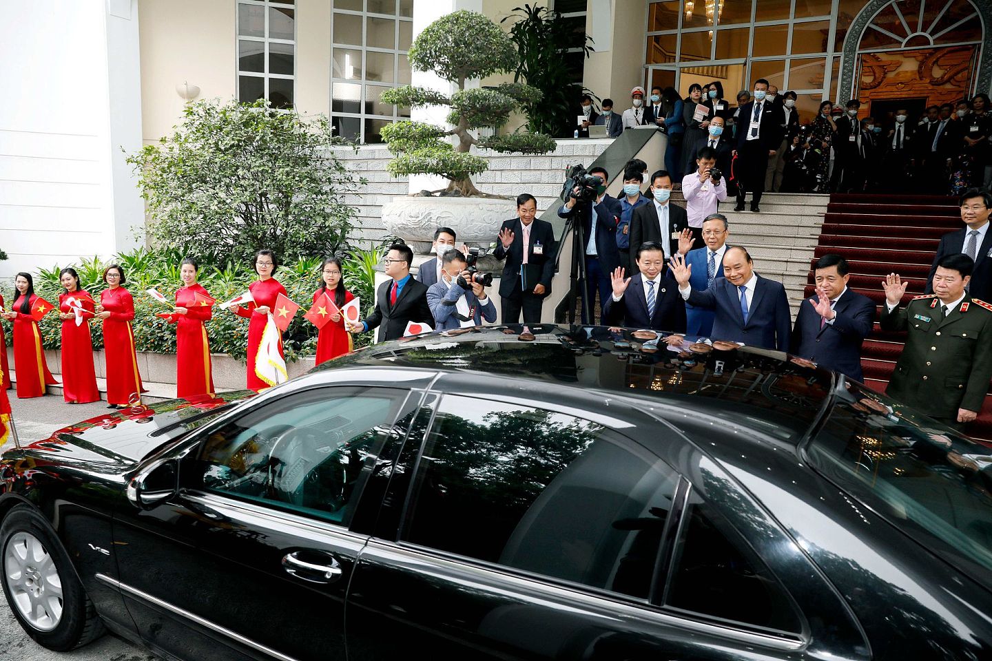 2020年10月18日，日本首相菅义伟乘专机抵达越南首都河内，开启上任后的首次海外访问。（AP）