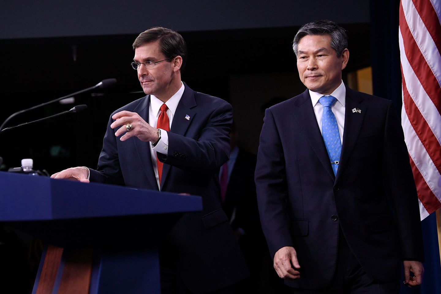 2020年2月24日，美国国防部长埃斯珀(左)和韩国国防部长郑京斗(右)抵达华盛顿五角大楼参加新闻发布会。 （AP）