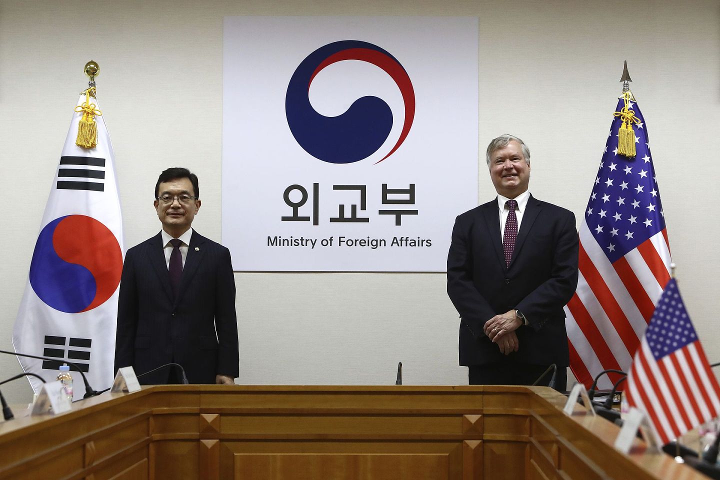 韩国外交部次官（副部长）赵世暎7月8日在首尔外交部大楼同到访的美国国务院常务副国务卿兼对朝特别代表比根举行第八次韩美副外长战略对话。（AP）
