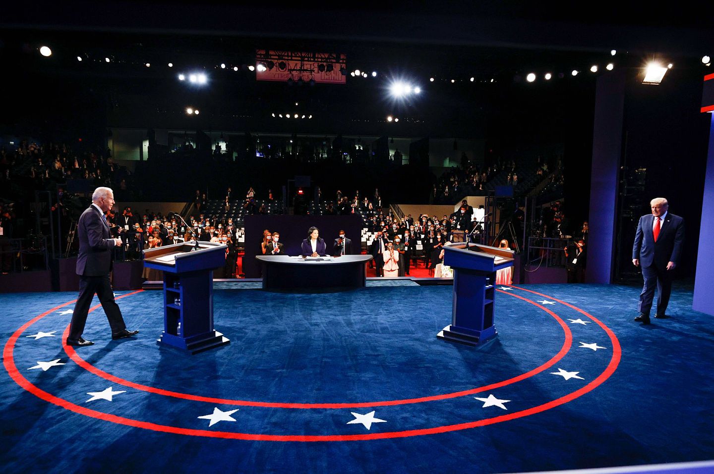 2020年10月22日，美国现任总统特朗普和其竞选对手拜登再度同台，进行大选前最后一场电视辩论。（AP)