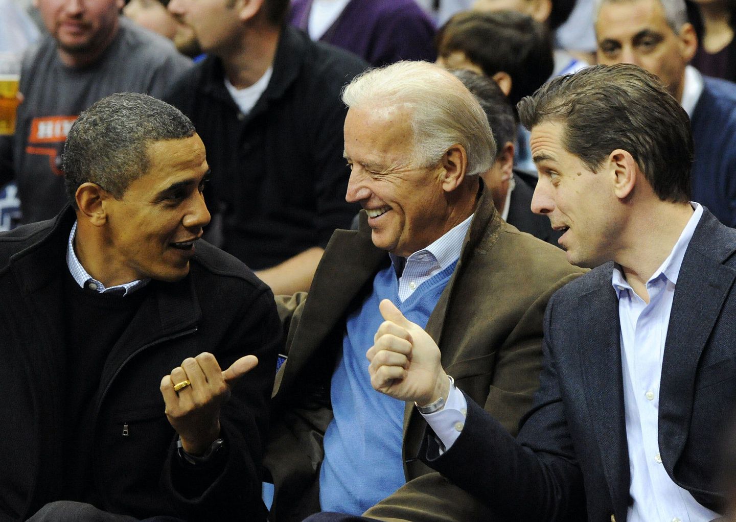 图为2010年1月30日，美国时任总统奥巴马、副总统拜登和儿子亨特观赏大学篮球赛。（Getty）