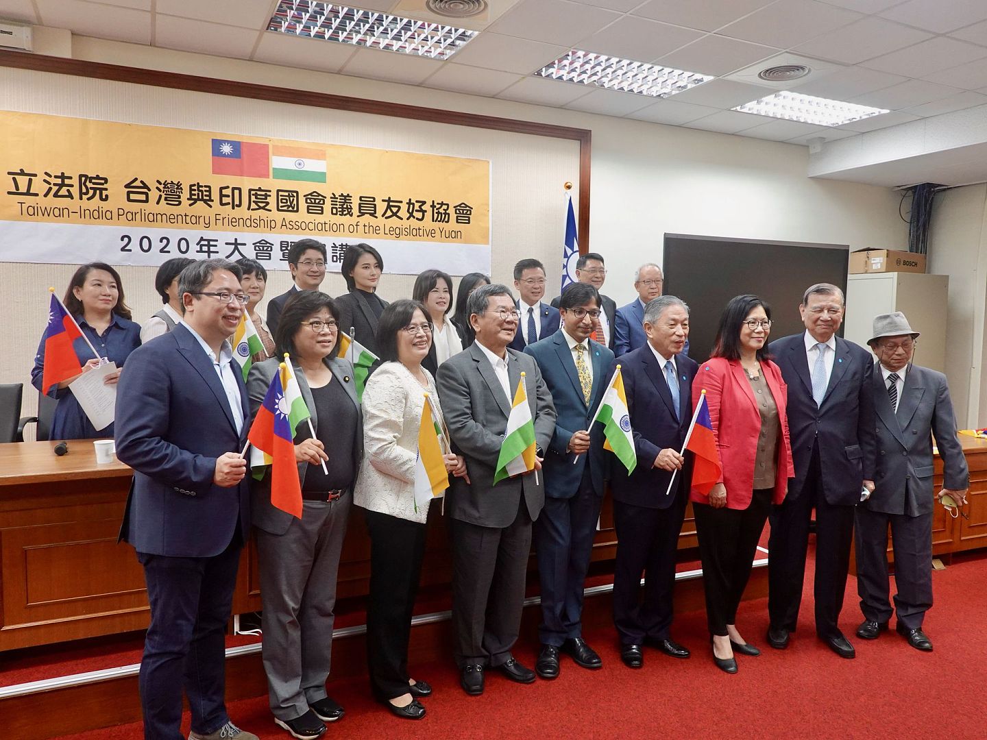 10月16日，台湾立法院举行“台湾与印度国会议员友好协会”大会暨演讲会。图为现场与会者合影。 （谭英瑛／多维新闻）