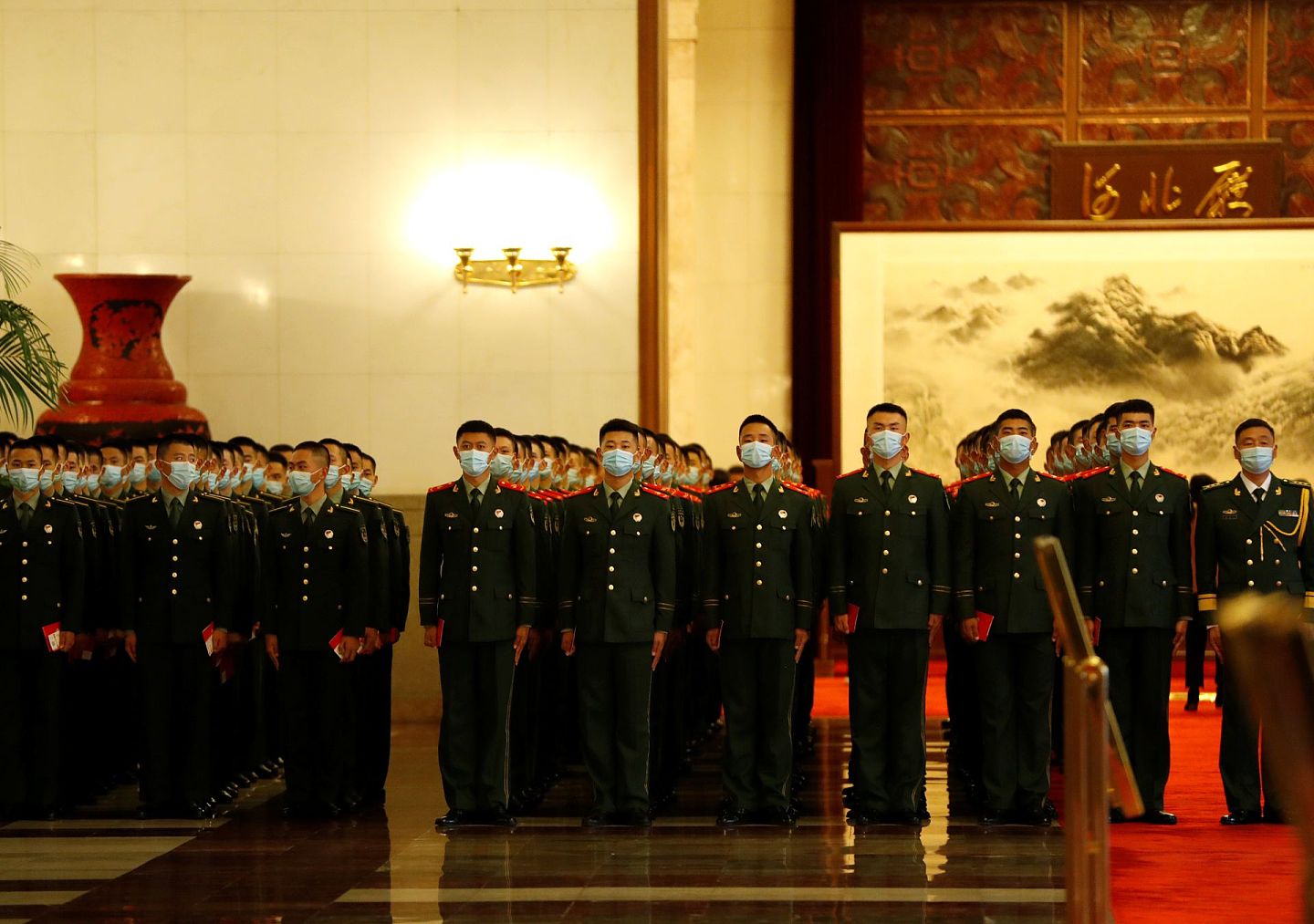2020年10月23日，抗美援朝70周年纪念活动在北京举行。图为战士们在人民大会堂列队。（Reuters）