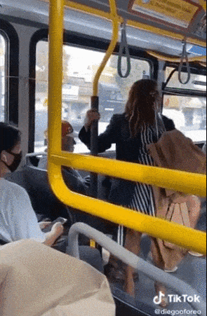 视频曝光！大妈对戴口罩小伙吐口水，下一秒被小伙一掌入魂，腾空飞出公车（视频/组图） - 1