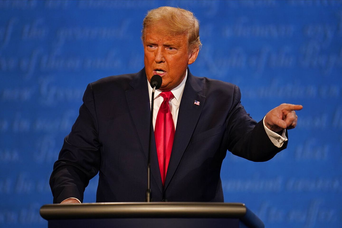 美国大选2020辩论：美国时间10月22日举行的辩论会上，特朗普发言时的情况。（AP）