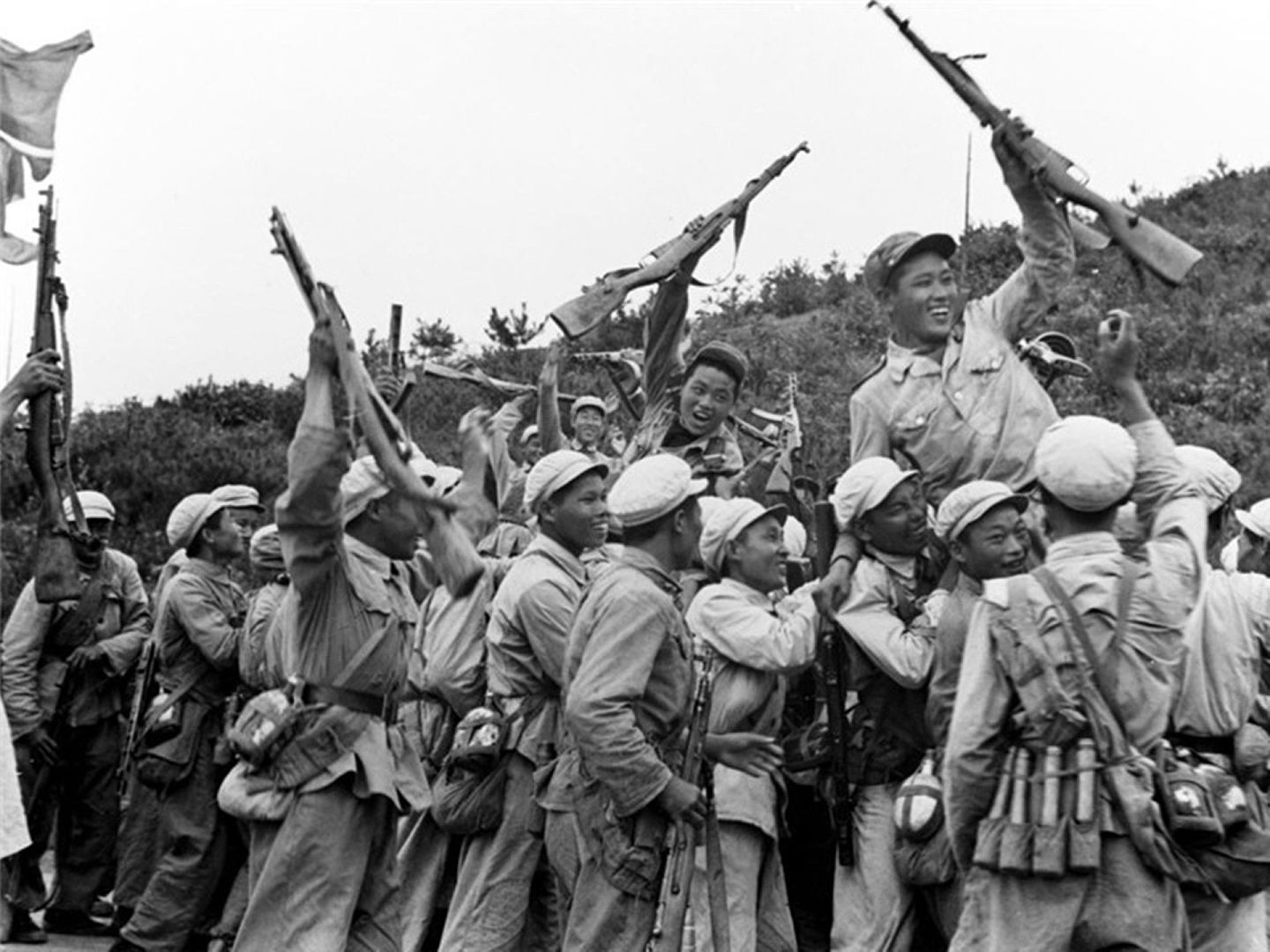 朝鲜战争期间，中国人民志愿军与朝鲜人民军共同欢庆某次战斗胜利。（新华社）