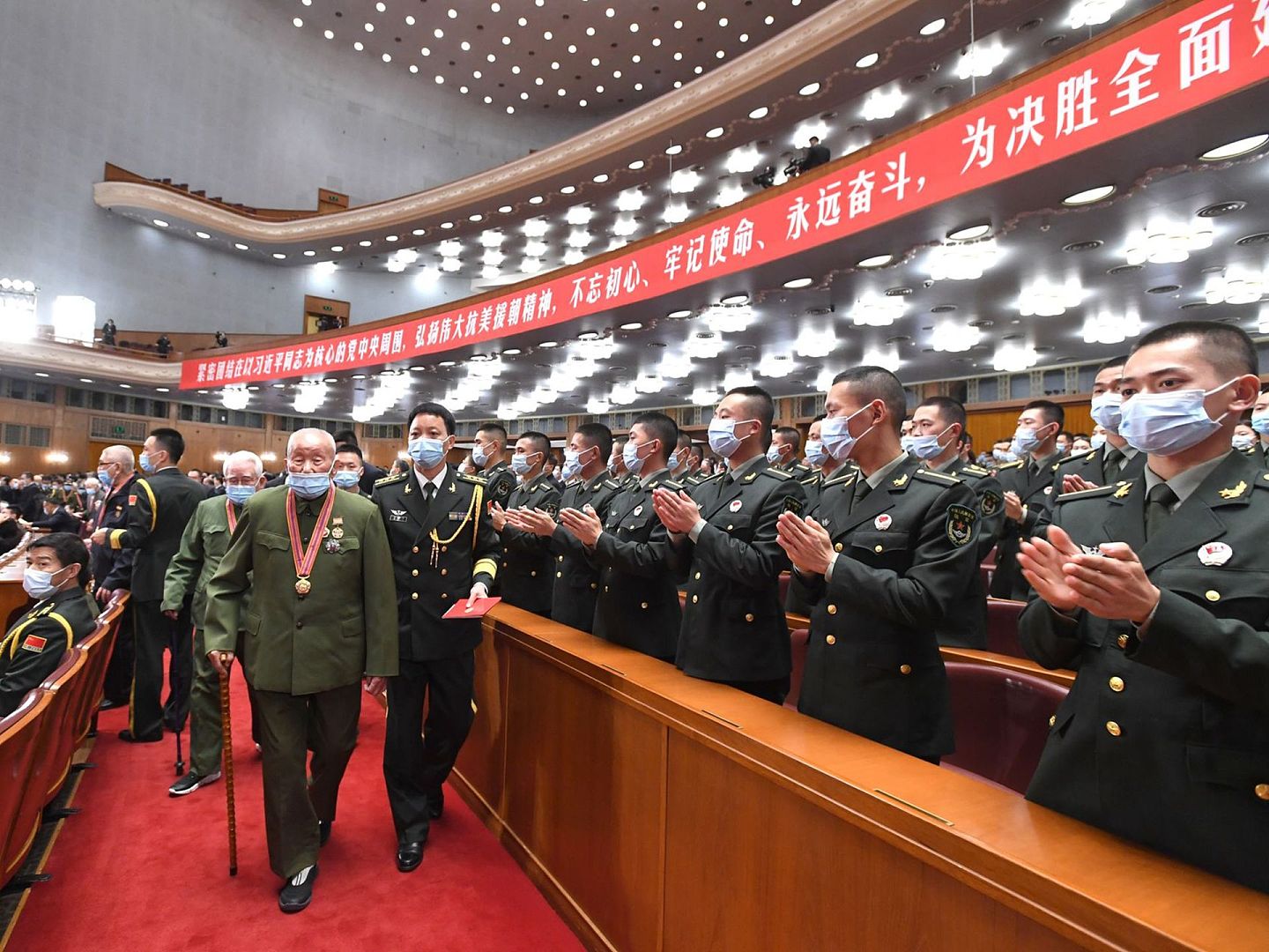 2020年10月23日，中国举办“纪念中国人民志愿军抗美援朝出国作战70周年大会”，习近平出席并发表重要讲话。此为大会开始前志愿军老兵入场的画面。（新华社）
