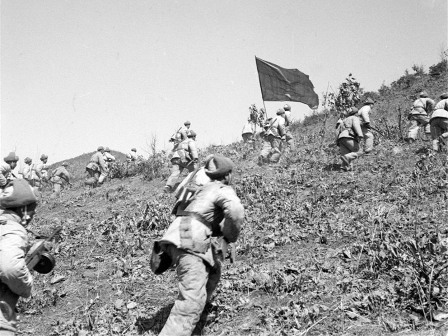 1952年3月17日，中国人民志愿军朝敌军发起进攻。（新华社）