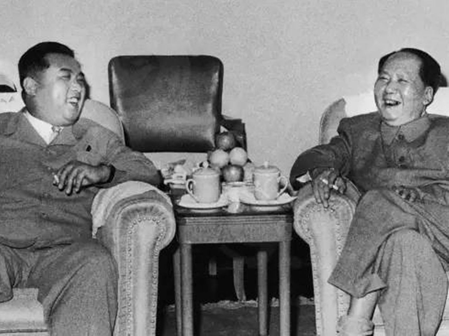 金日成（左）长期被韩国与欧美视为朝鲜战争的祸首，但在中国与朝鲜的视角来看，美国与李承晚政府的挑衅亦是激化战争的因素，不容片面忽略。此为1961年金日成访华与毛泽东晤面的情景。（吕厚民）