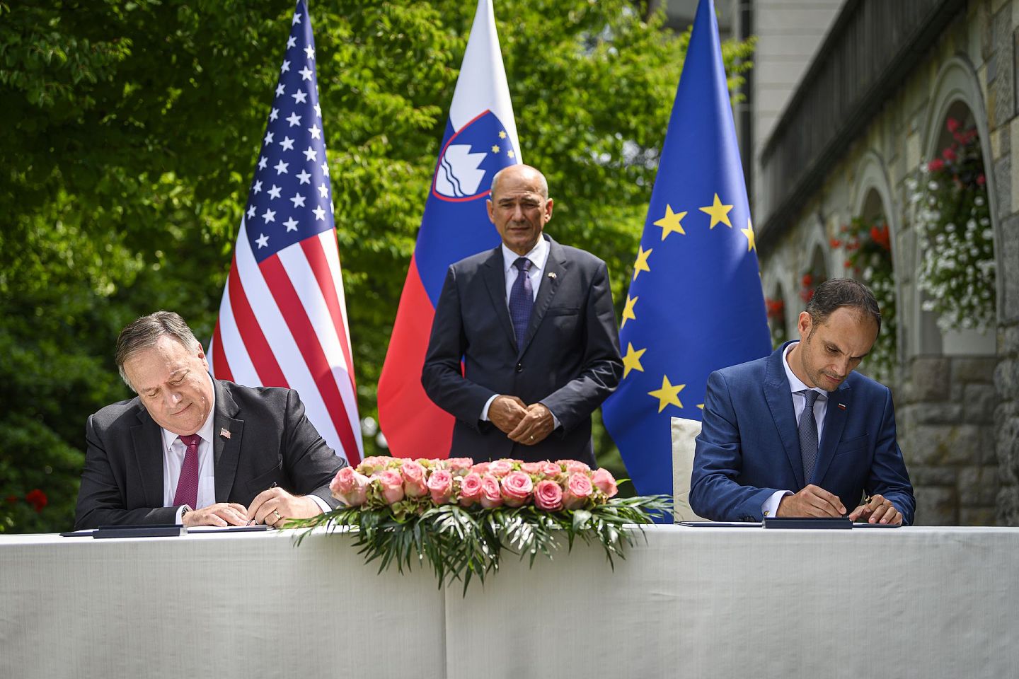 欧洲是美国国务卿蓬佩奥出访的重点地区，蓬佩奥在中国华为公司参与5G等多个问题上，呼吁美欧在对华问题上协调一致。图为2020年8月13日，蓬佩奥在斯洛文尼亚和斯洛文尼亚外交部长洛加尔（Anze Logar）签署了一项关于第五代互联网技术的协议。（AP）