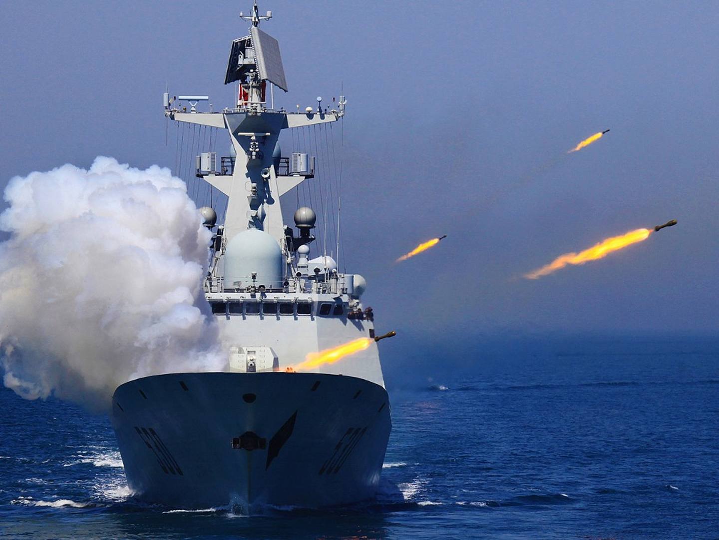 2012年4月，中国海军徐州舰在中俄“海上联合—2014”演习中发射火箭深弹。在这次大规模演习后，中俄两国海军进一步加强了合作。 （VCG）